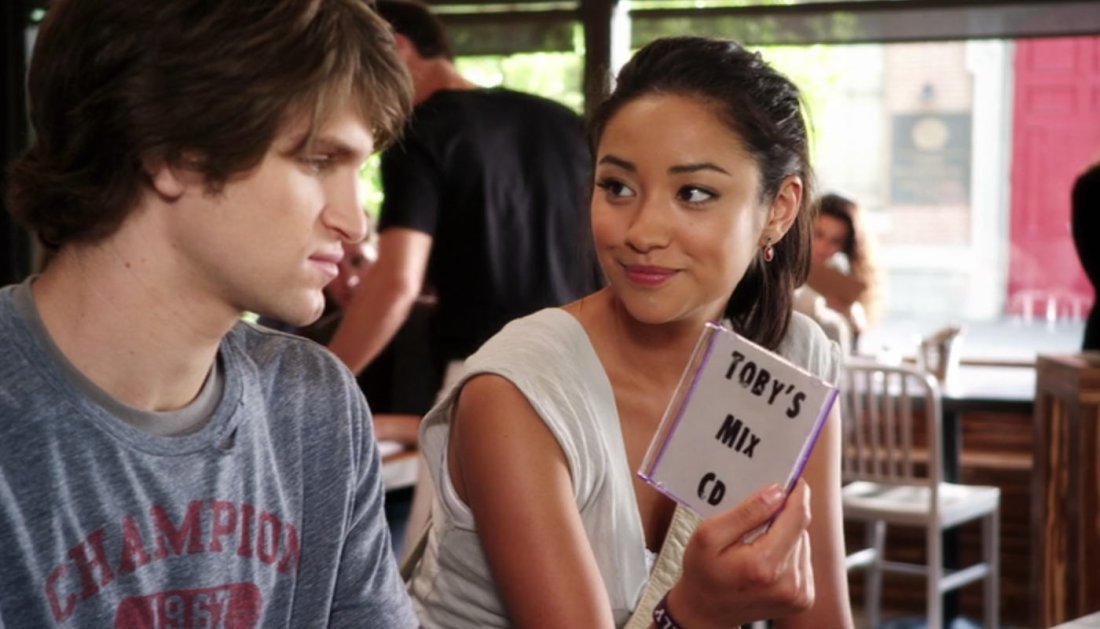 shay mitchell keegan allen reality bites me pretty little liars TV Rewind: PLLs Reality Bites Me reminds us that exchanging mix CDs is <i>so</i> 2010