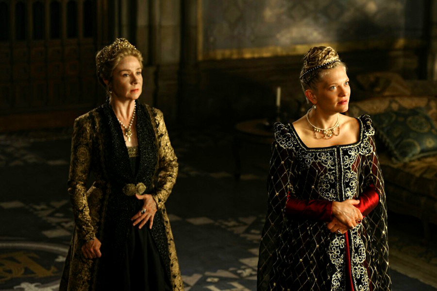 reign hanging swords megan follows anastasia phillips catherine leeza1 For Reigns Mary & Elizabeth, character is destiny    and that can be deadly