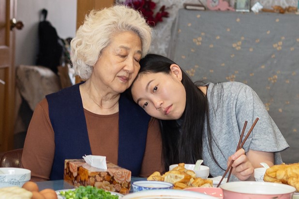 Shuzhen Zhao Awkwafina The Farewell